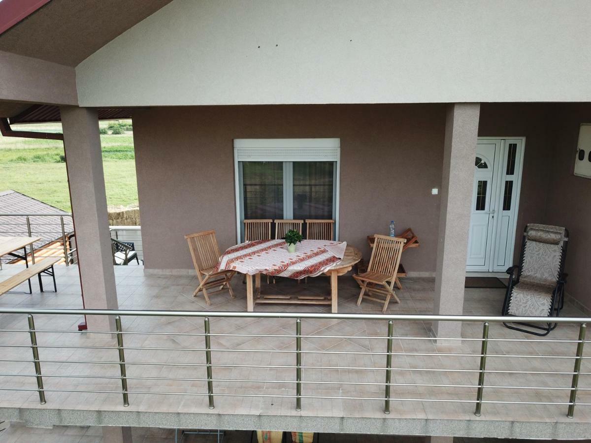 Eko Apartmani Krackovic Golubovci Exterior foto
